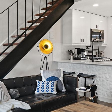 Contemporary Couples Getaway Near Austin Favorites - Loft 21 아파트 외부 사진
