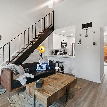 Contemporary Couples Getaway Near Austin Favorites - Loft 21 아파트 외부 사진