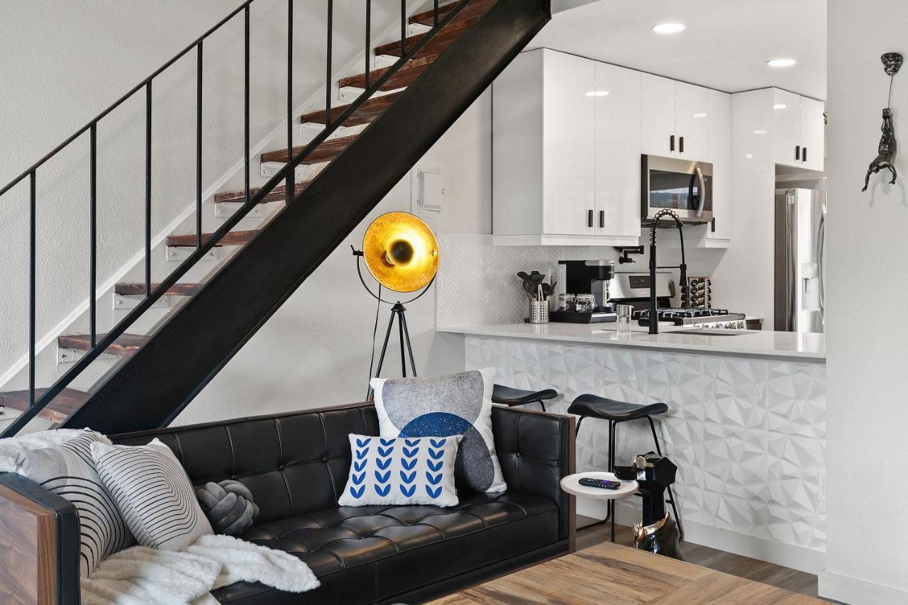 Contemporary Couples Getaway Near Austin Favorites - Loft 21 아파트 외부 사진