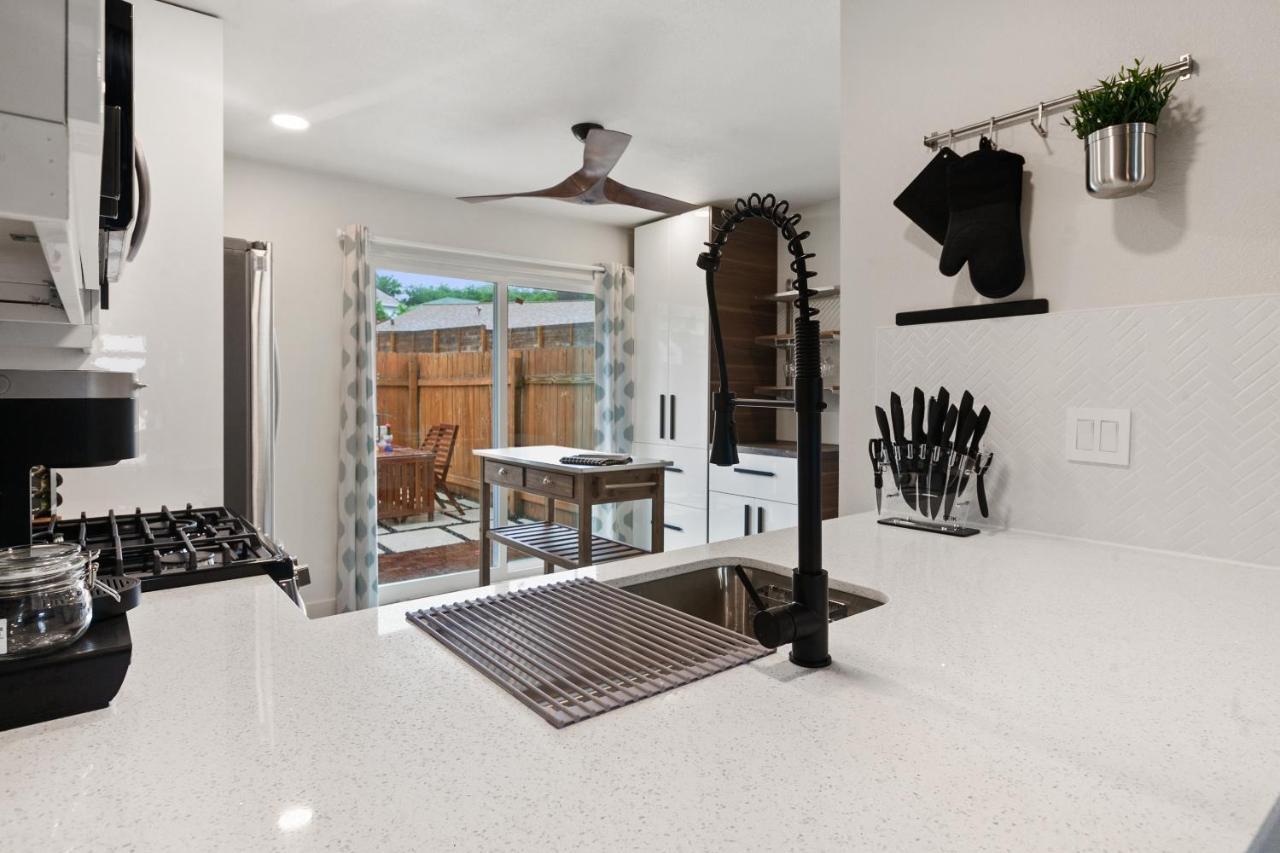 Contemporary Couples Getaway Near Austin Favorites - Loft 21 아파트 외부 사진