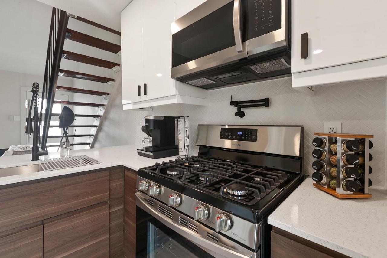 Contemporary Couples Getaway Near Austin Favorites - Loft 21 아파트 외부 사진