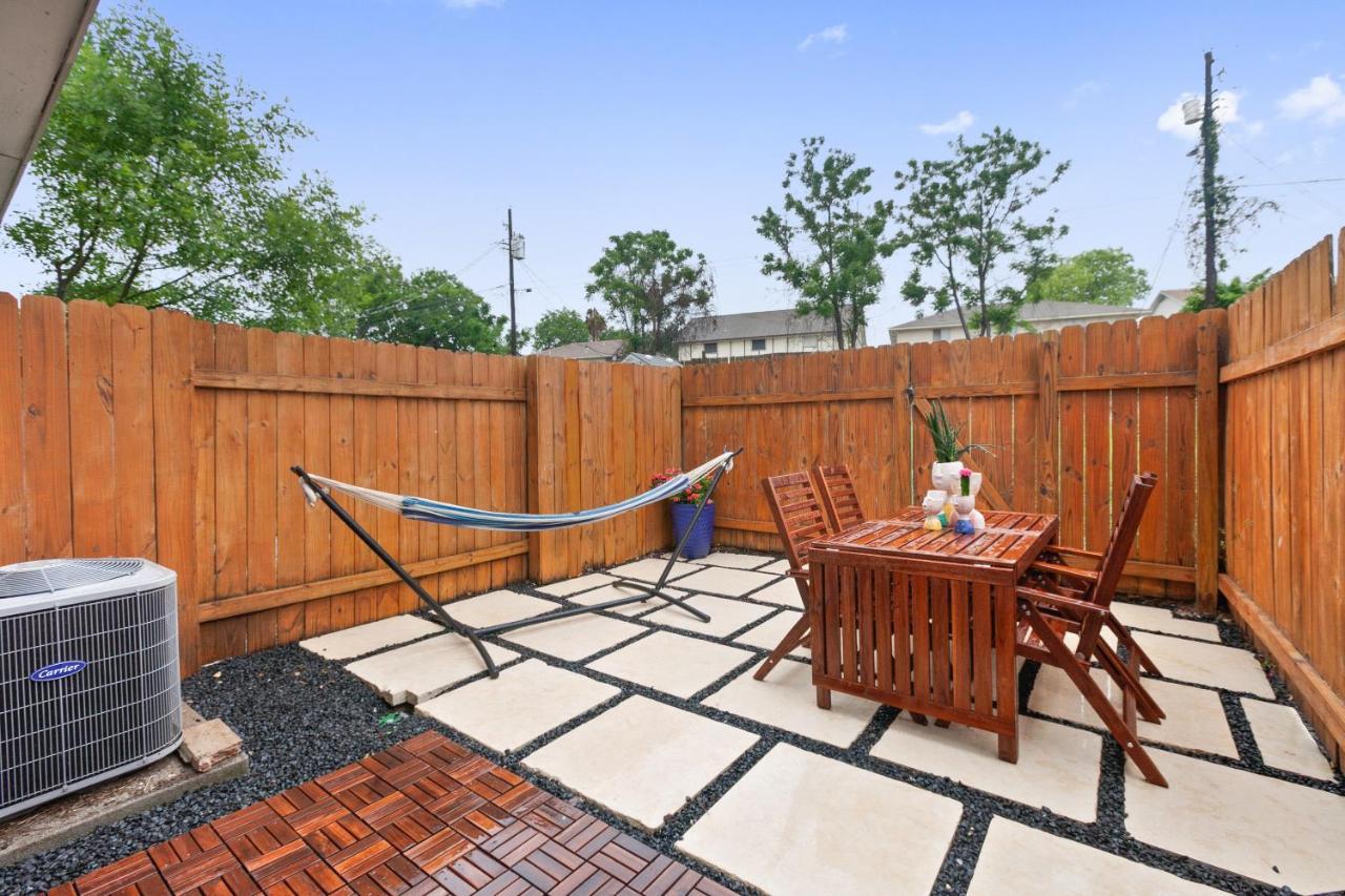 Contemporary Couples Getaway Near Austin Favorites - Loft 21 아파트 외부 사진