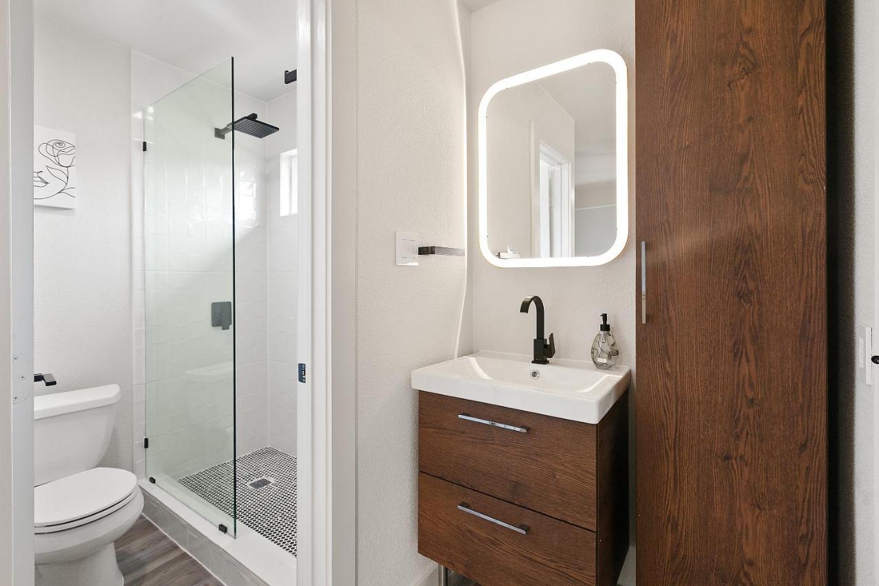 Contemporary Couples Getaway Near Austin Favorites - Loft 21 아파트 외부 사진
