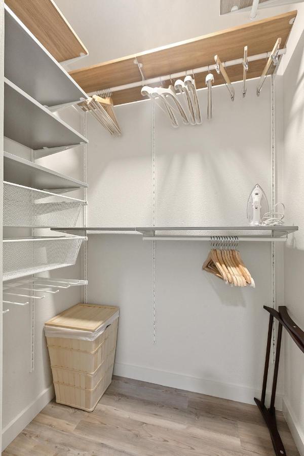 Contemporary Couples Getaway Near Austin Favorites - Loft 21 아파트 외부 사진